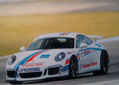 Motorsport-Beklebung eines Porsche 911 Rennwagens mit Sponsorenlogos