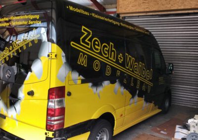 Vollfolierung eines Sprinter-Transporters in Schwarz-Gelb für Zech + Waibel Modellbau