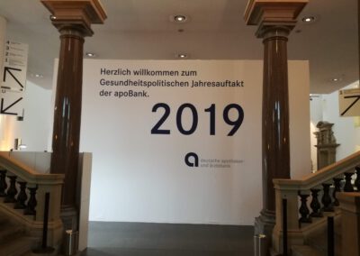 Großflächige Wandbeschriftung für eine Veranstaltung der apoBank