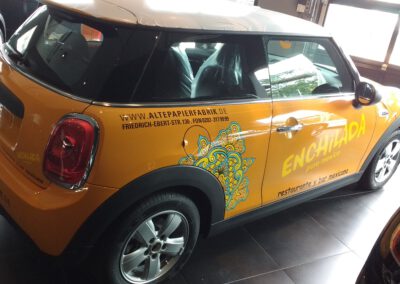 Fahrzeugfolierung eines Mini in Orange für das Restaurant Enchilada