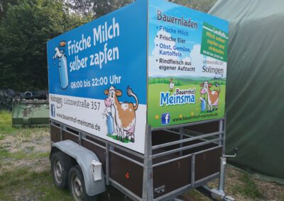 Anhänger-Beklebung mit Milchautomat-Werbung für den Bauernhof Meinsma in Solingen