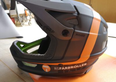 Beklebung eines Fahrradhelms mit Firmenlogo RS Farbroller